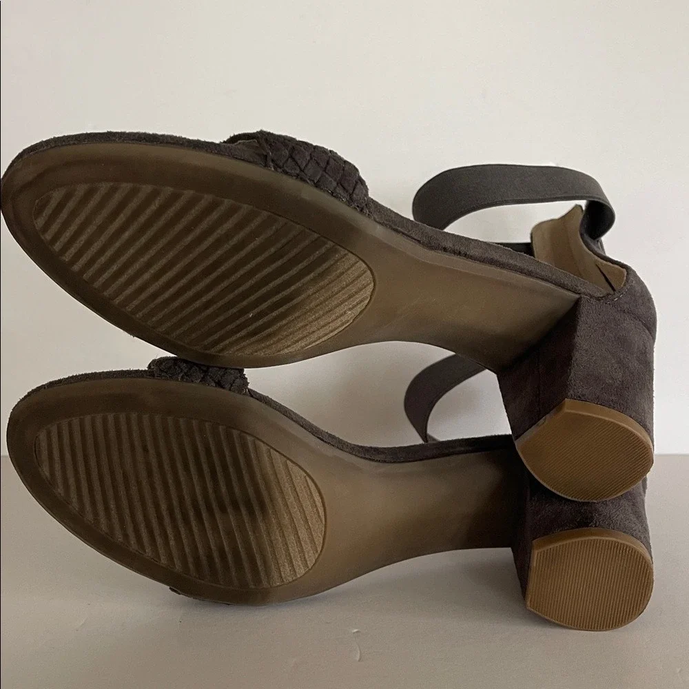 White Mountain Gray Faux Suede Block Heel Sandals‎ 7.5